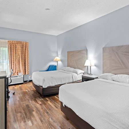 Baymont By Wyndham Lawrence Hotel Bagian luar foto
