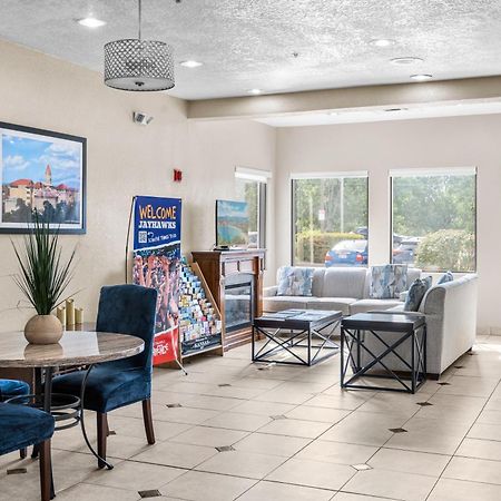 Baymont By Wyndham Lawrence Hotel Bagian luar foto