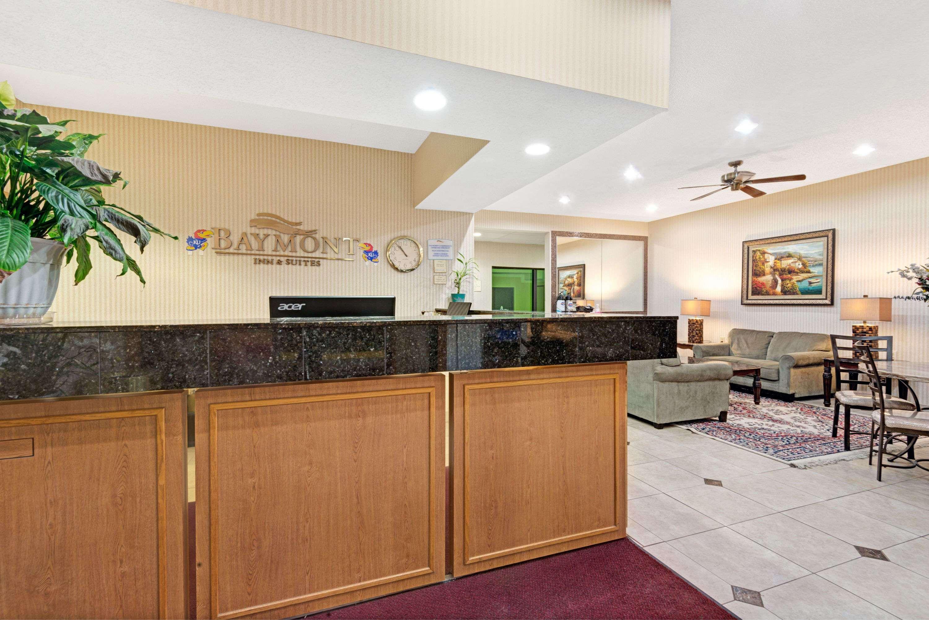 Baymont By Wyndham Lawrence Hotel Bagian luar foto