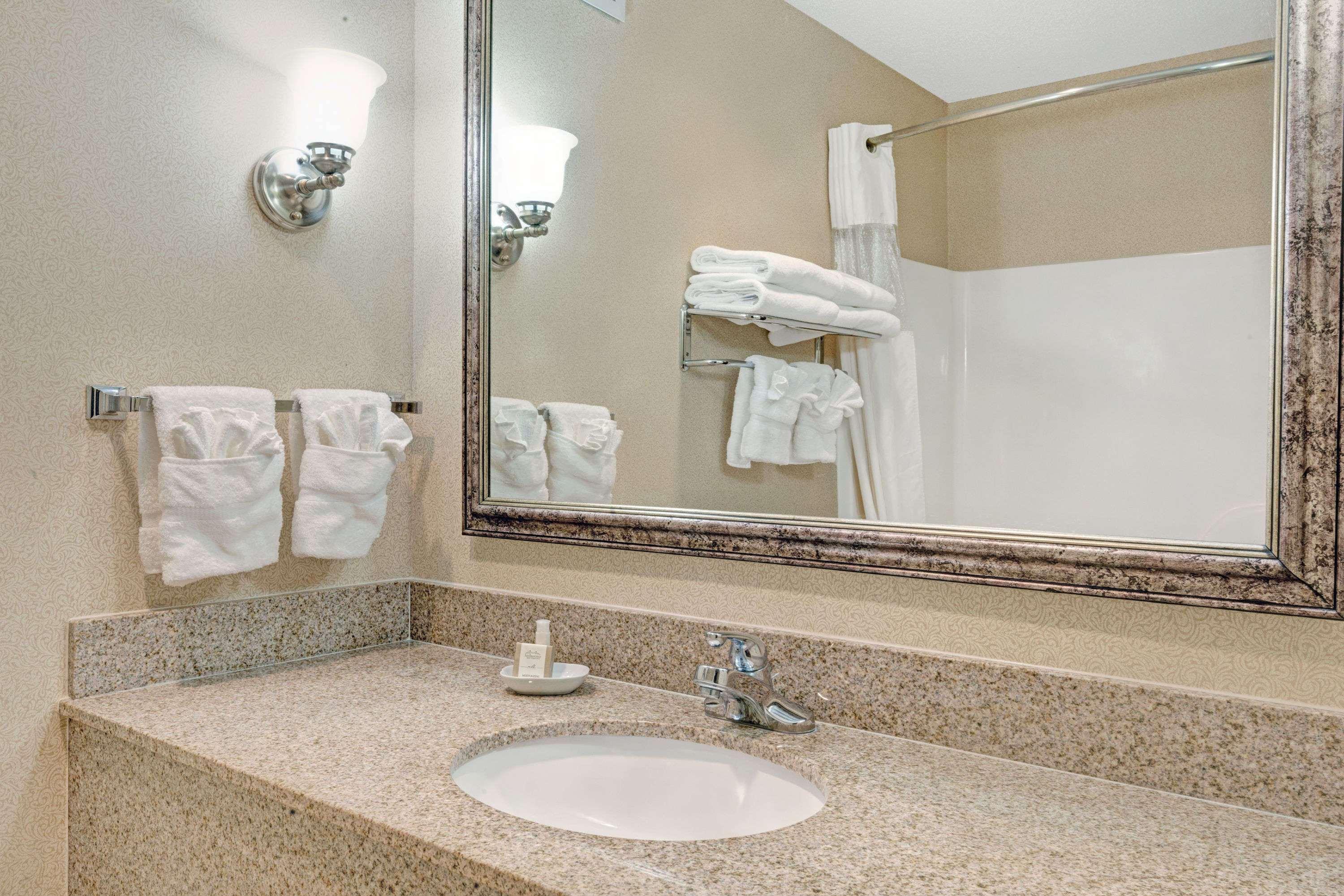 Baymont By Wyndham Lawrence Hotel Bagian luar foto