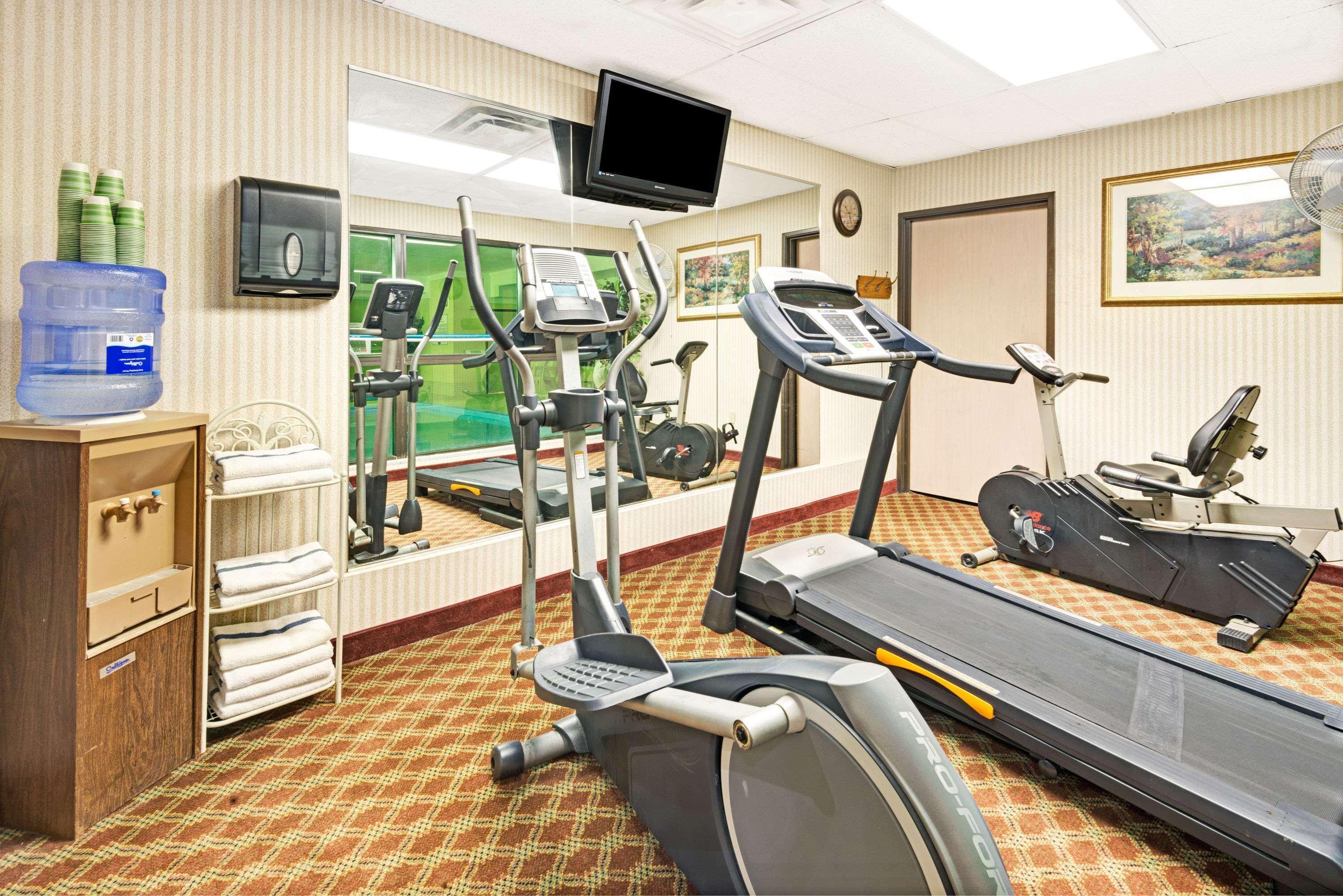 Baymont By Wyndham Lawrence Hotel Bagian luar foto