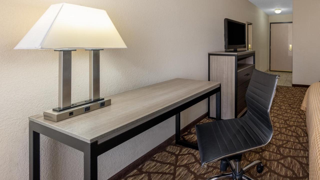Baymont By Wyndham Lawrence Hotel Bagian luar foto
