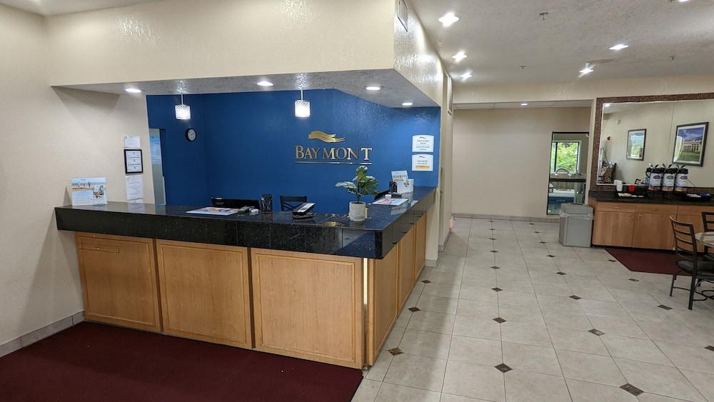 Baymont By Wyndham Lawrence Hotel Bagian luar foto