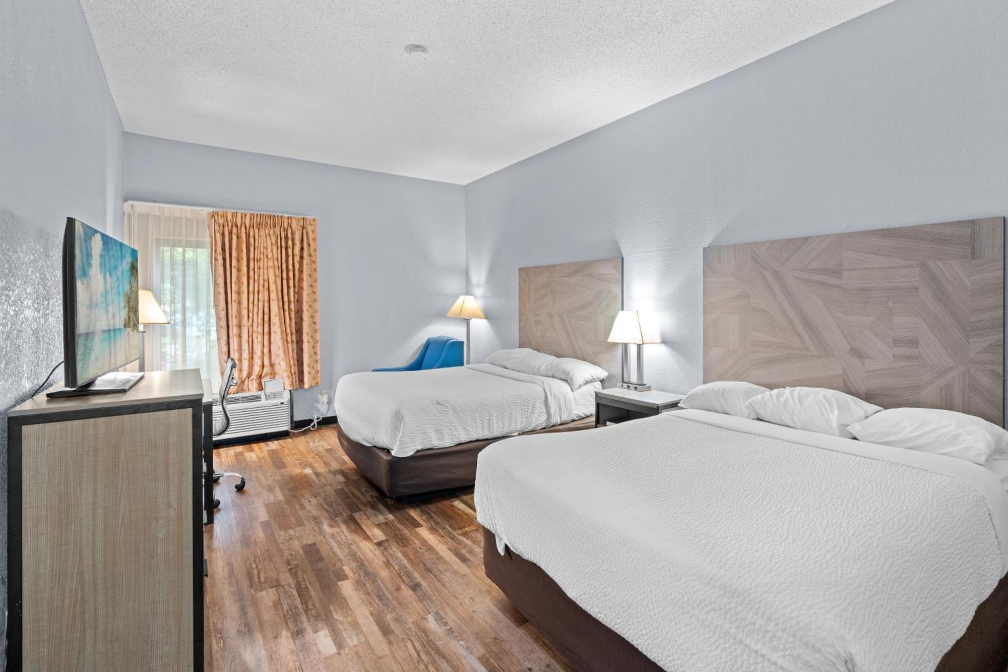 Baymont By Wyndham Lawrence Hotel Bagian luar foto