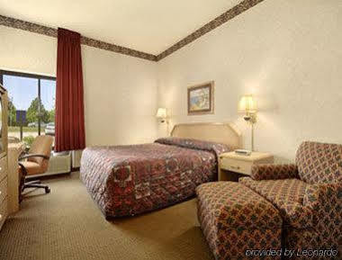 Baymont By Wyndham Lawrence Hotel Bagian luar foto