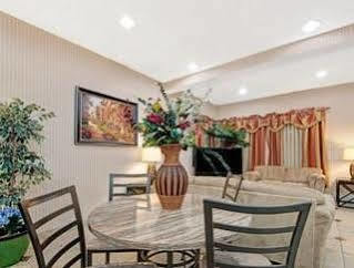 Baymont By Wyndham Lawrence Hotel Bagian luar foto